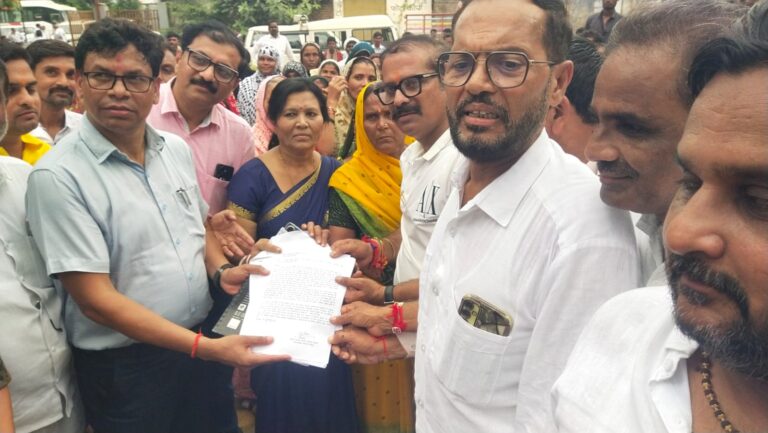 जनपद में “इशारों” की सियासत पर कांग्रेस का संग्राम! CEO के खिलाफ फूटा गुस्सा, महिलाओं ने घेरा निवास IMG-20260903-WA0002