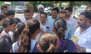बड़वाह महाविद्यालय के छात्रों से कांग्रेस ने किया संवाद, ‘छात्रों की गूंज’ के लिए चलाया अभियान